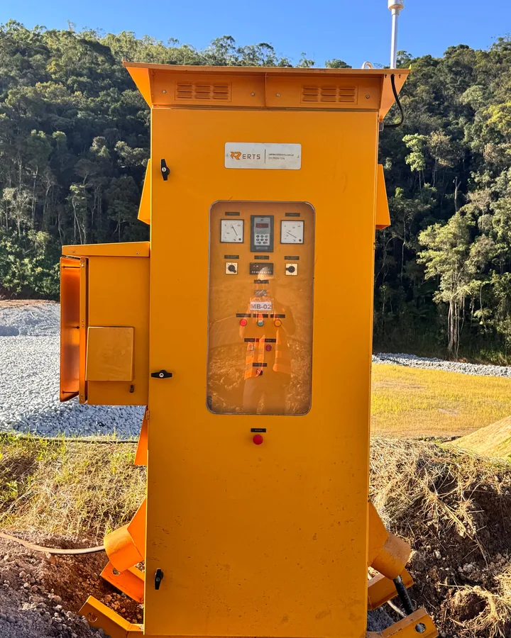 Painel de acionamento instalado em campo, ao ar livre.