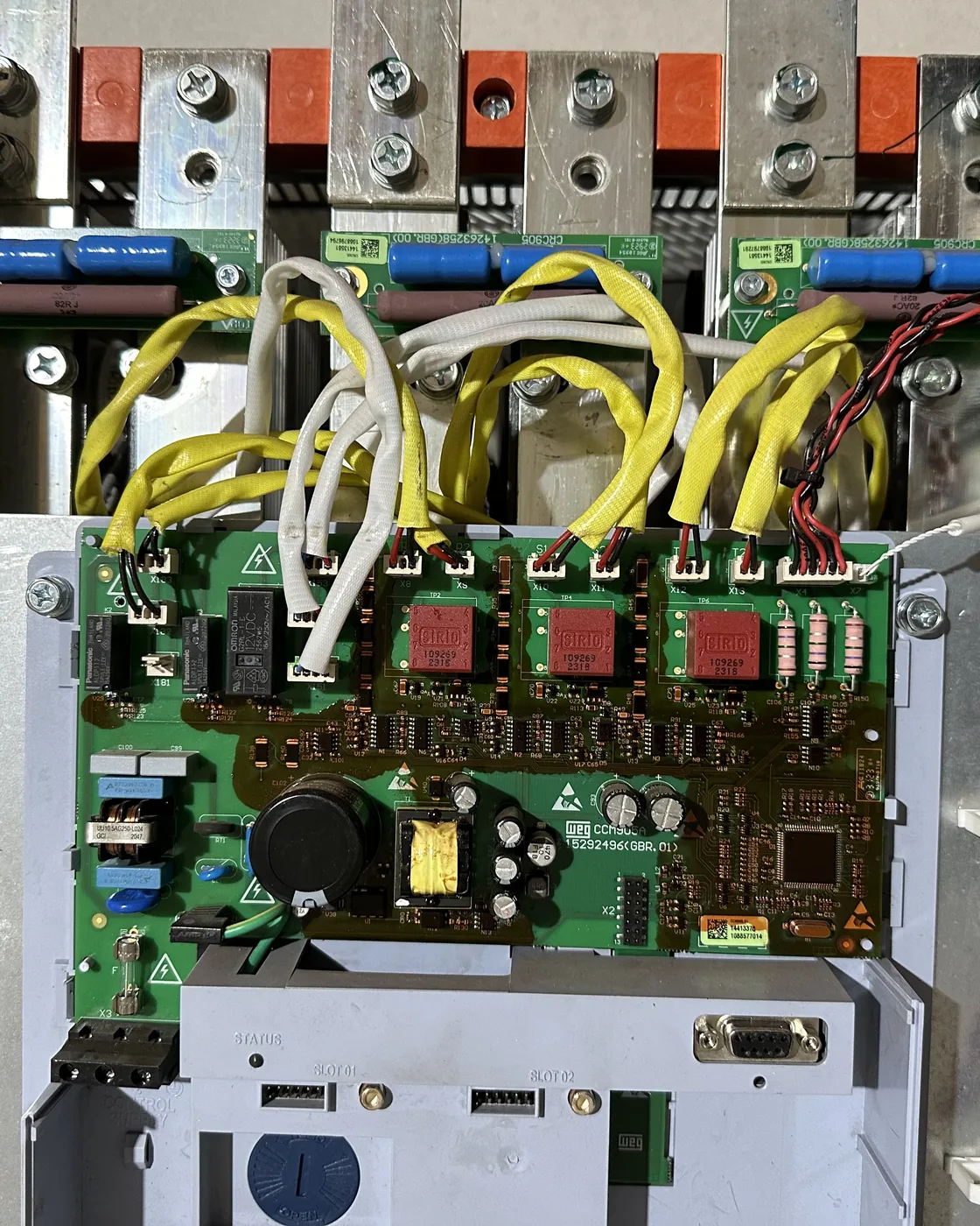 Soft starter aberto em bancada, com a parte de potência e a placa de controle à vista.