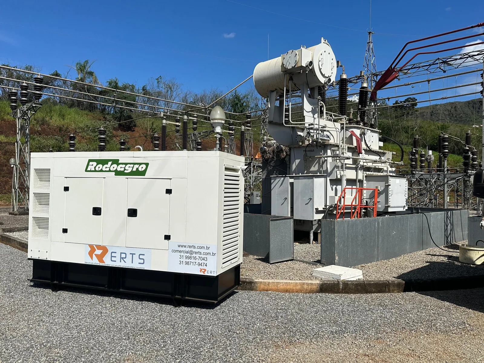 Subestação com transformador de força e, ao lado, grupo gerador instalado sobre base.